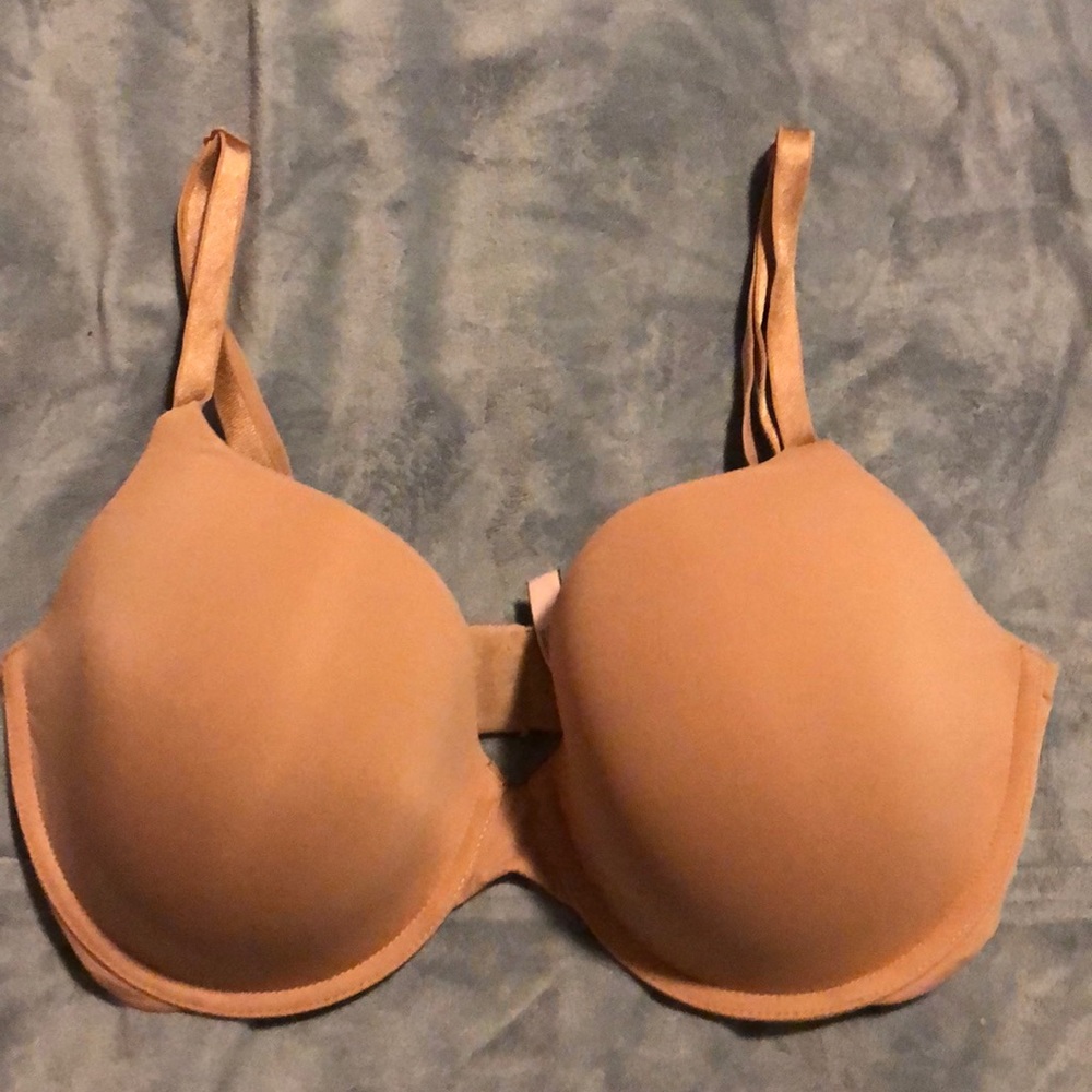 Victoria’s Secret Bra in EUC. Nude. 34DD
